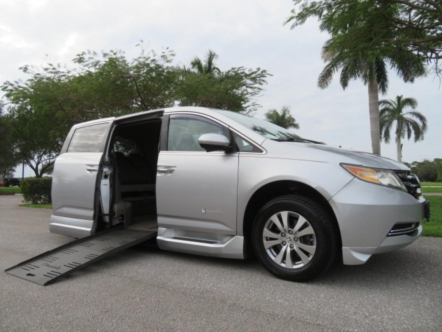 2014 Silver /GRAY Honda Odyssey EX-L (5FNRL5H68EB) with an 3.5L V6 SOHC 24V engine, 6-Speed Automatic transmission, located at 4301 Oak Circle #19, Boca Raton, FL, 33431, (954) 561-2499, 26.388861, -80.084038 - You are looking at Gorgeous Low Mileage 2014 Honda Odyssey EX-L Braunability Freedom Van Handicap Van Wheelchair Van Conversion Van with 25K Original Miles, Power Side Entry Ramp with Kneeling Van Function, Passenger Side Quick Lock System (same as ez lock), Quick Release Front Seats, Tie Down Syste - Photo#1